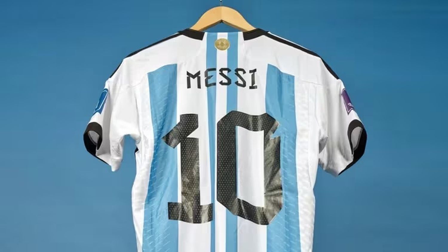 Messi subastará seis camisetas que utilizó en el Mundial de Qatar 2022