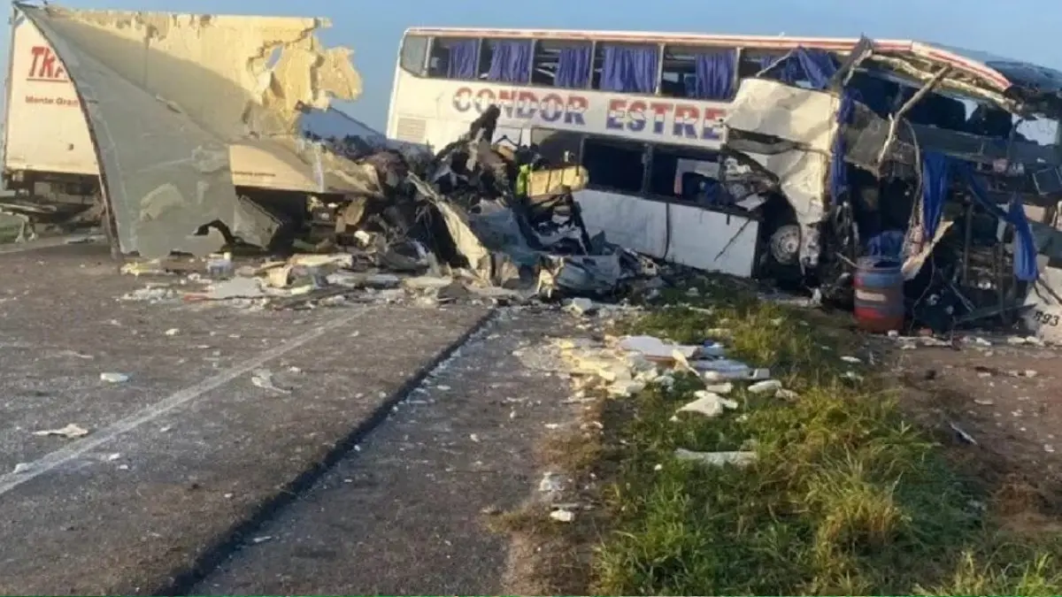El micro de la empresa Cóndor Estrella quedó destrozado