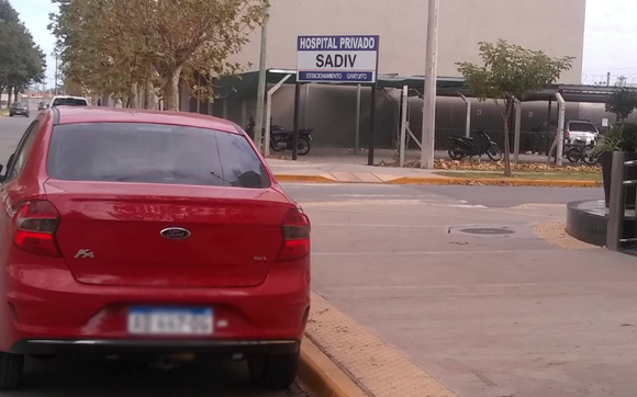 “Obstruyendo la rampa y en línea amarilla”