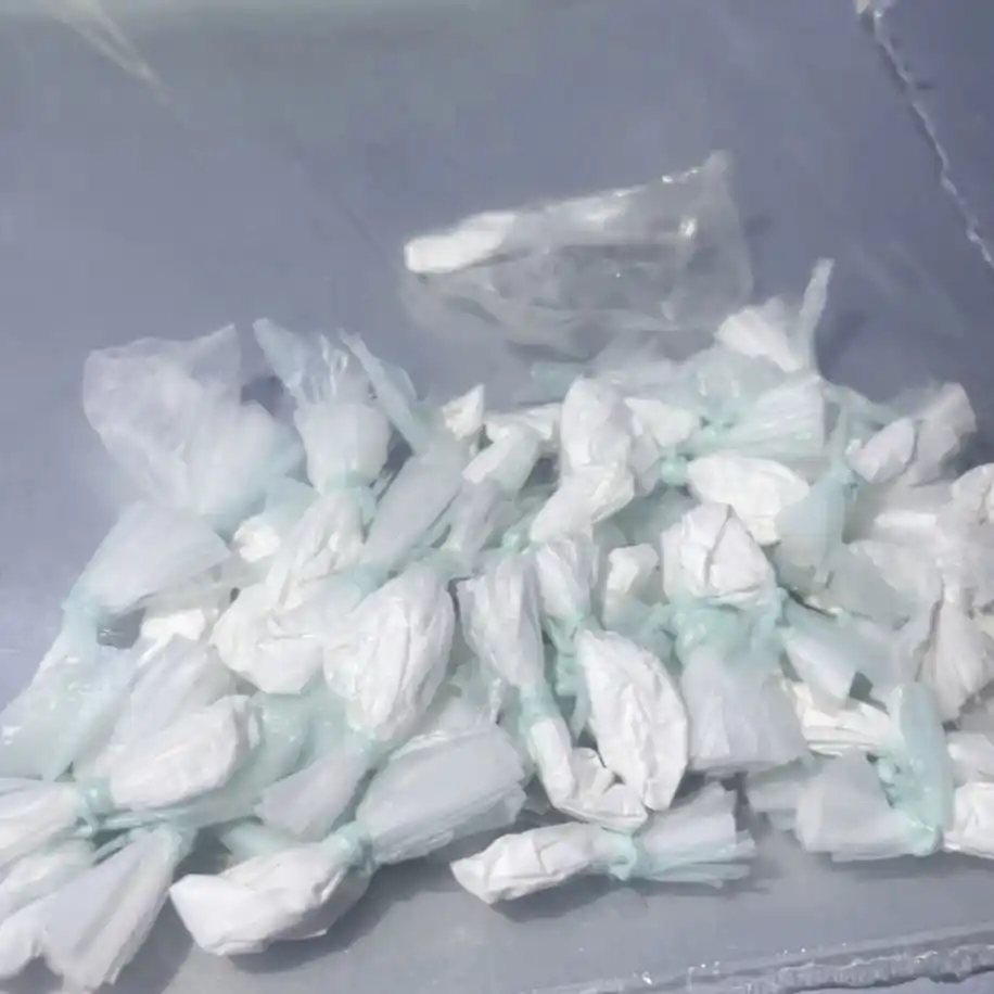 Secuestraron envoltorios de cocaína, una motocicleta y detienen a tres hombres