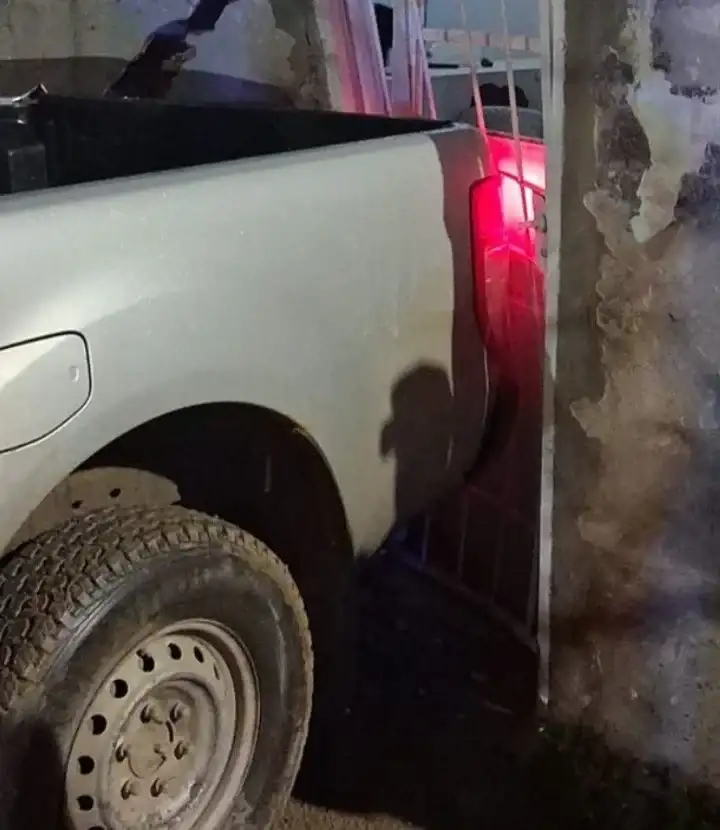 Un hombre destrozó su propia casa con una camioneta para evitar que su hija se instale - 1