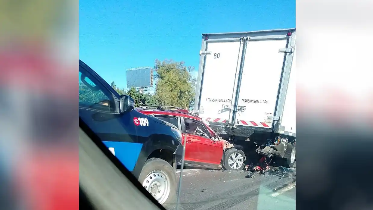 El auto quedó con su parte delantera destruida. Foto Grupo Tránsito en Pilar.