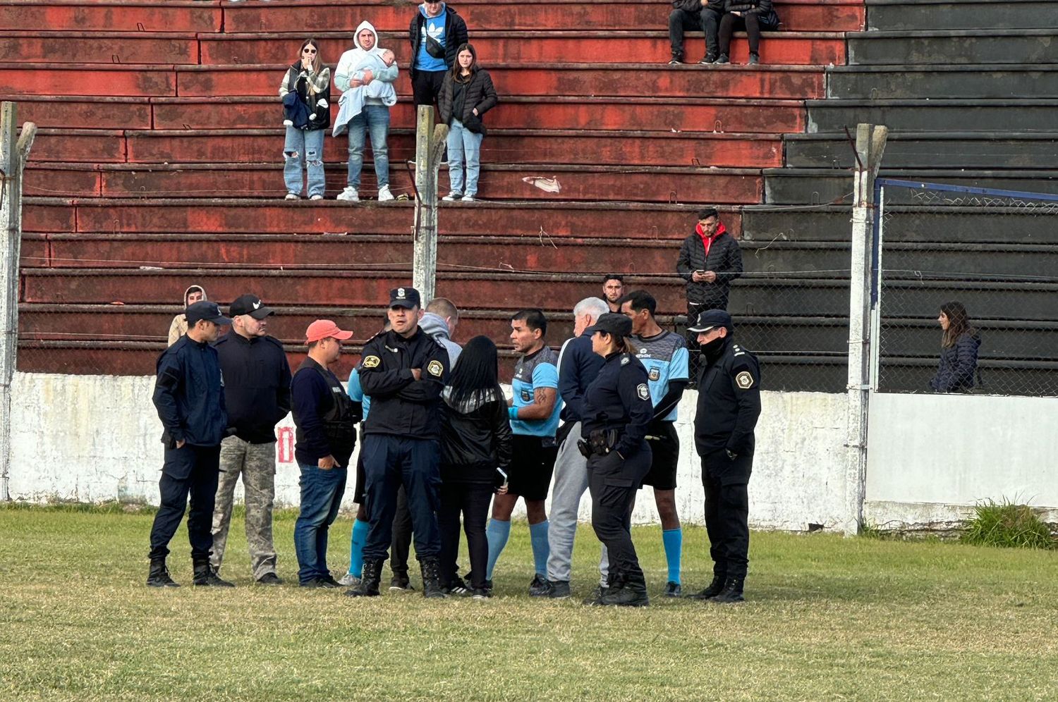 La agresión a Parlaveccio derivó en la suspensión del partido entre Banfield y General San Martín.