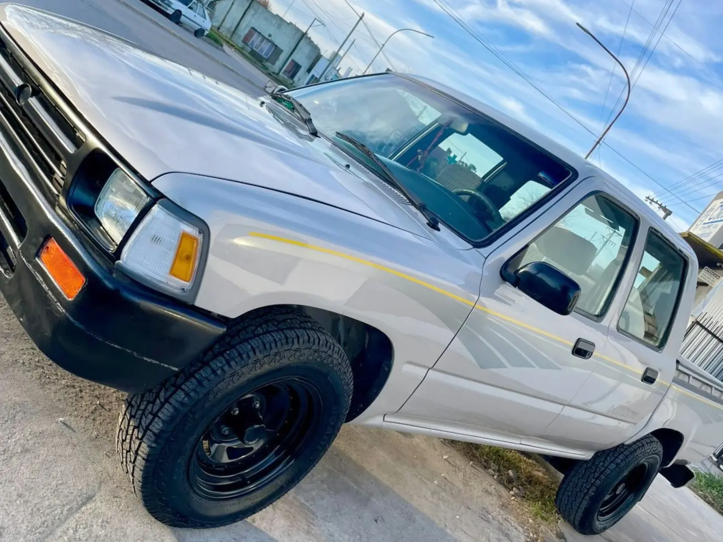 Sustrajeron otra camioneta del frente de una vivienda