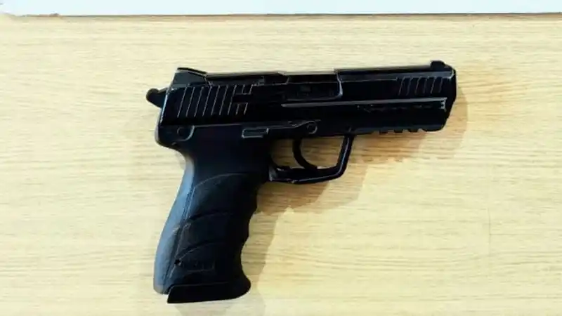 Un alumno llevó un arma a su escuela y se la mostró a sus compañeros