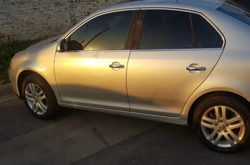 Vecinos le dieron una feroz golpiza a un hombre que robó un auto y lo dejaron en coma