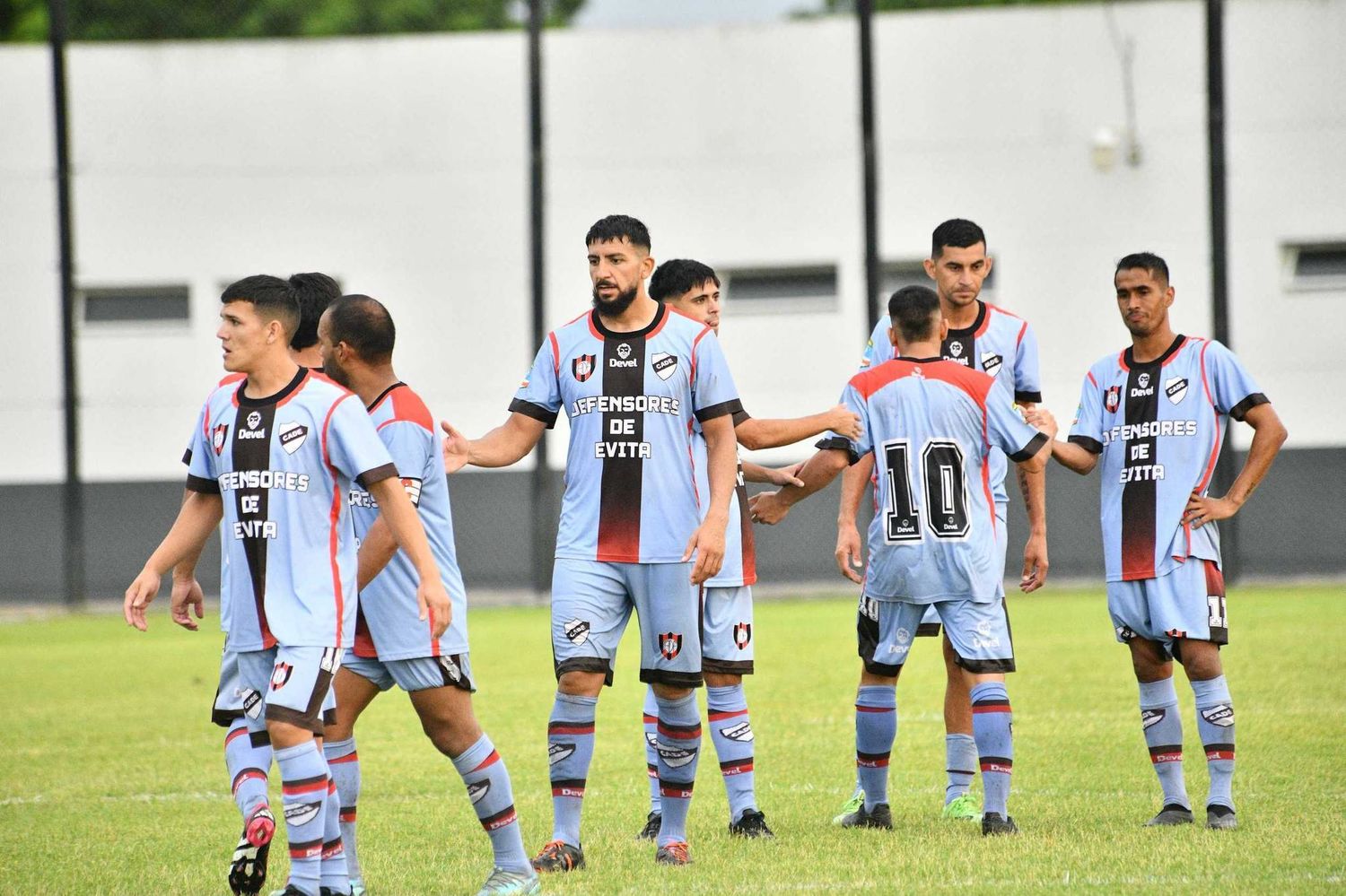 Defensores recibe a Mandiyú
en búsqueda de las semifinales