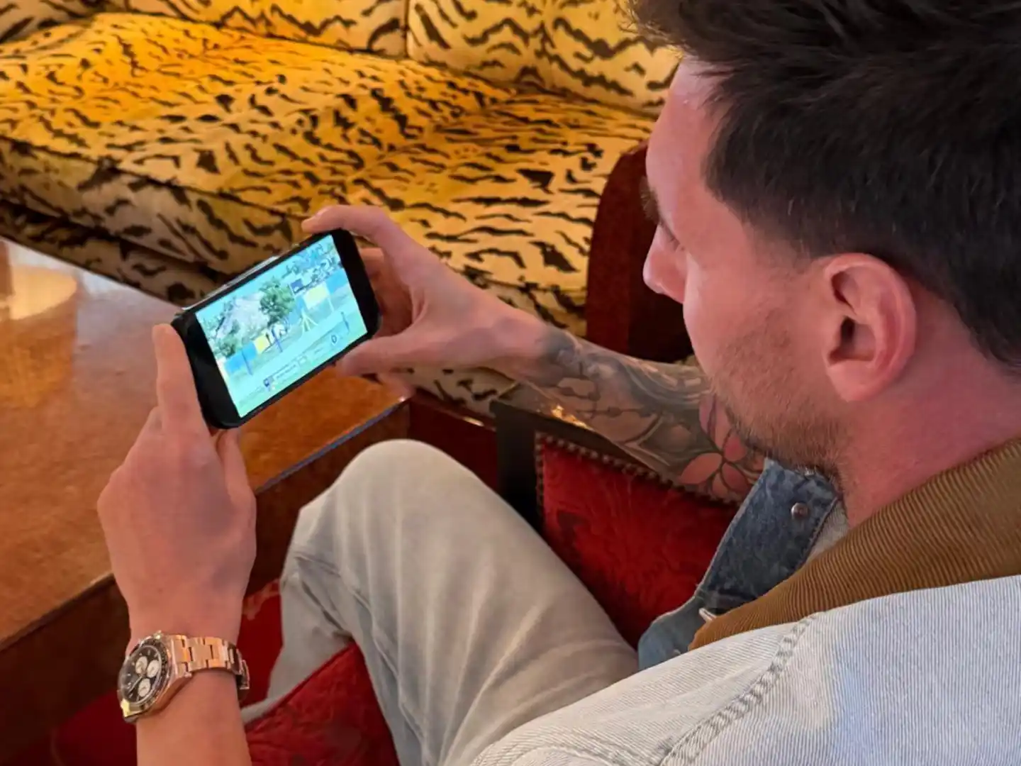 Messi miró por el celular el primer partido de Leones FC de Rosario. Foto: @LPFPlay en X