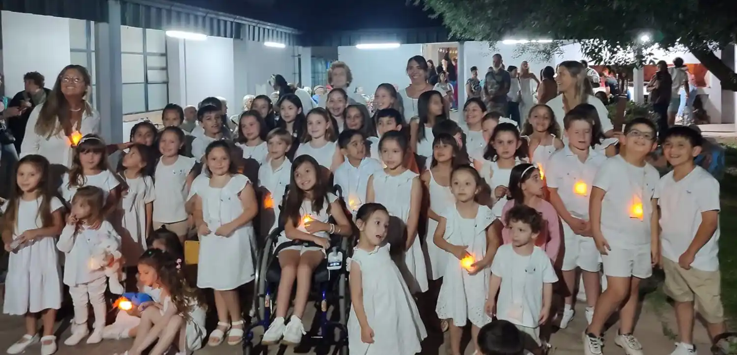 Niños de En son de  paz en una de sus cantatas-