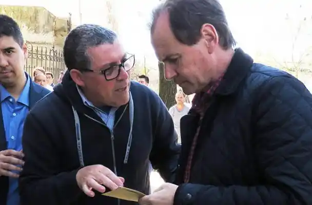 Dos docentes de Gualeguaychú le entregaron cartas a Bordet: Qué decían