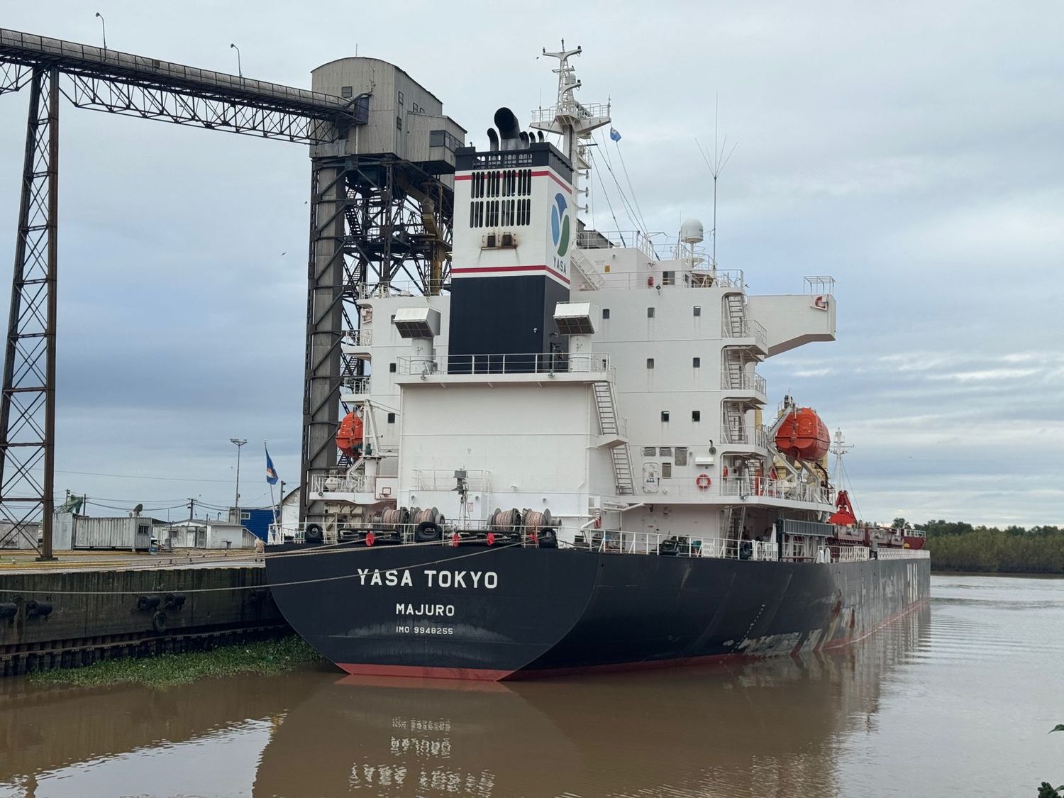 El Yasa Tokyo está amarrado en el muelle.
