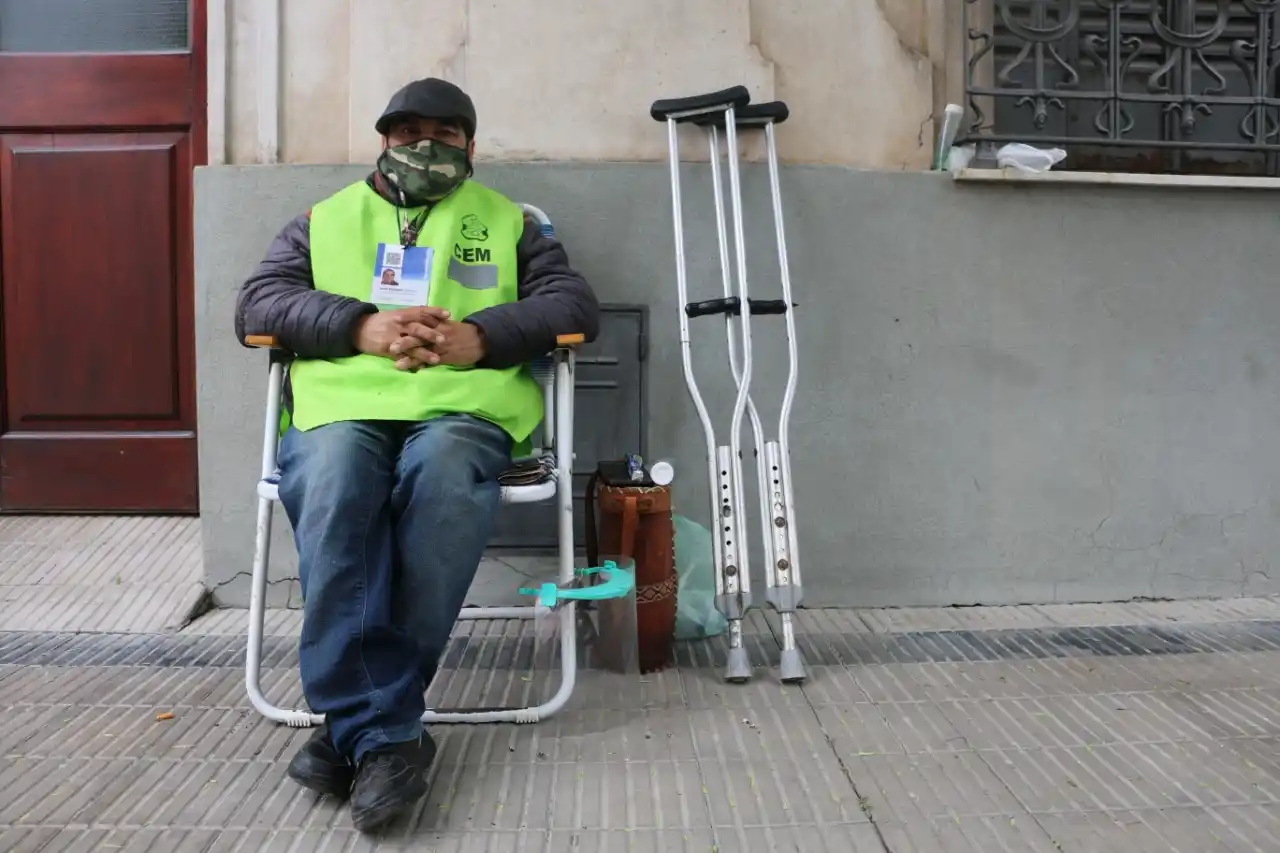 Histórico cobrador de estacionamiento pide que los dejen fijos en un lugar