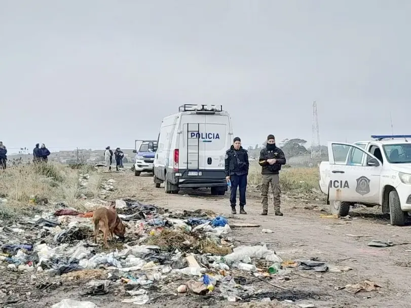 Encontraron un cuerpo calcinado y con una soga en el cuello en un descampado