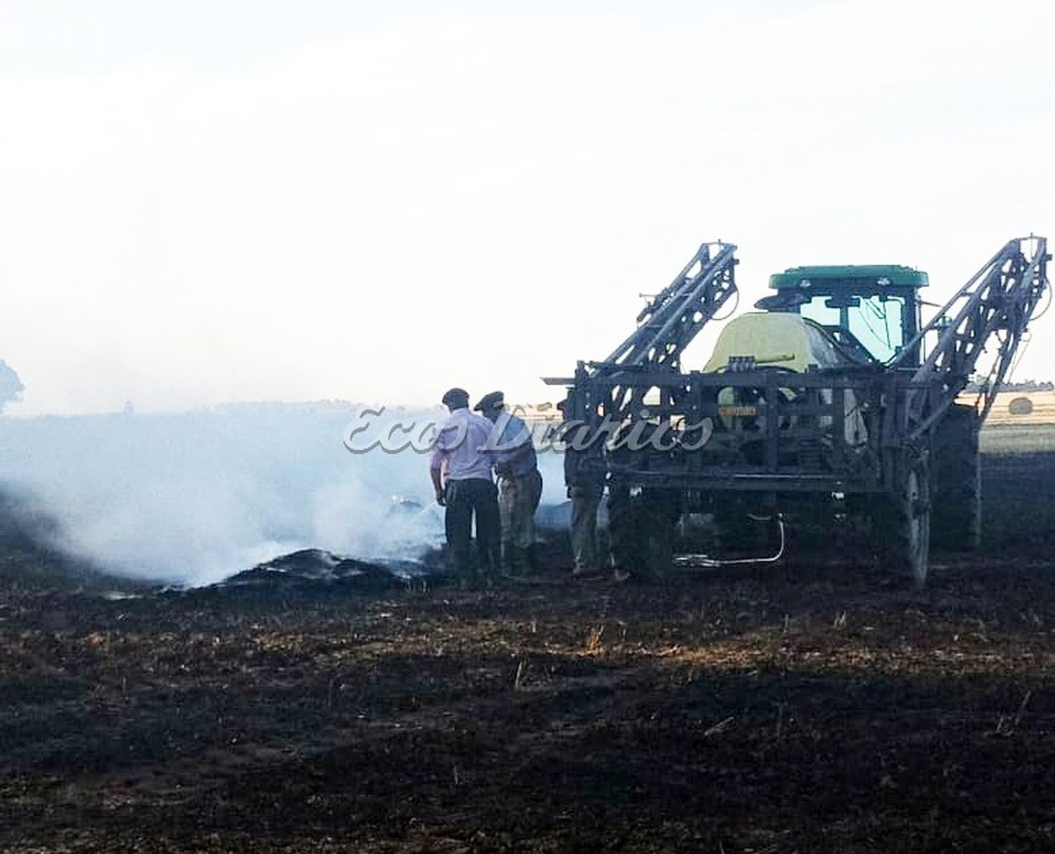 Máquina de hacer rollos se incendió y un lote de campo