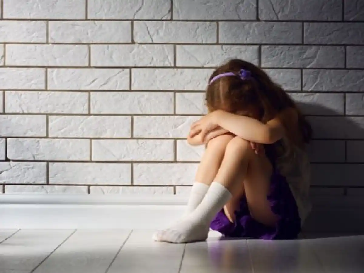 Confirman condena a 12 años a mujer que se hacía filmar por niñas mientras tenía sexo con su pareja