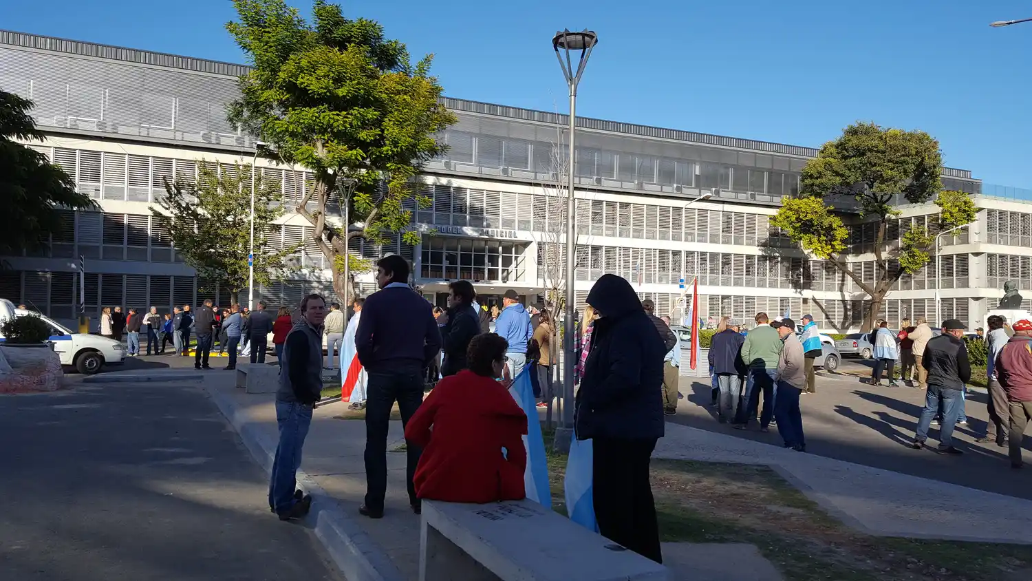 Productores protestan frente a tribunales