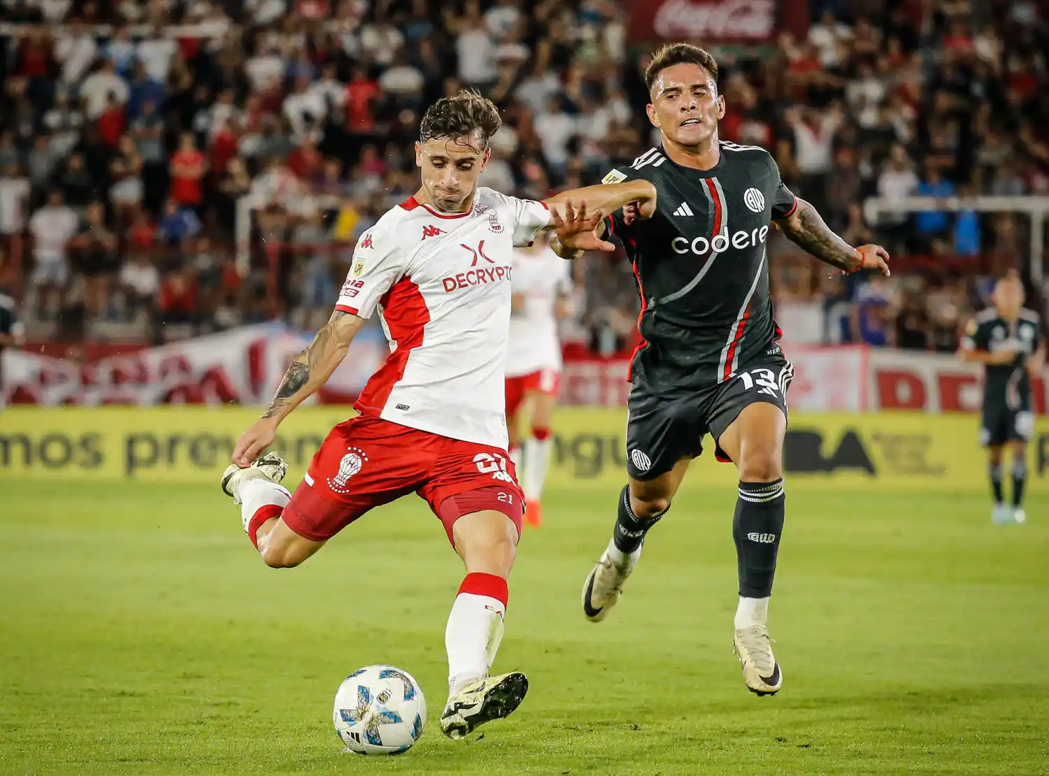 Walter Mazzantti, autor del único gol, es seguido por Enzo Díaz.