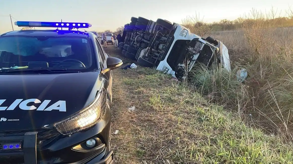 La zona quedó bajo custodia policial mientras se realizaban las tareas de remoción del camión siniestrado.