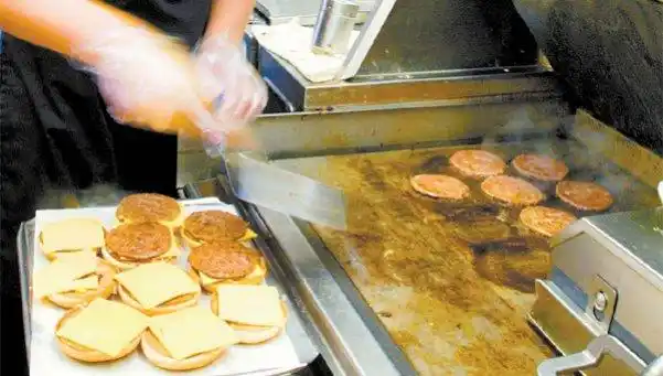 La “comida chatarra” hace estragos en la salud de jóvenes