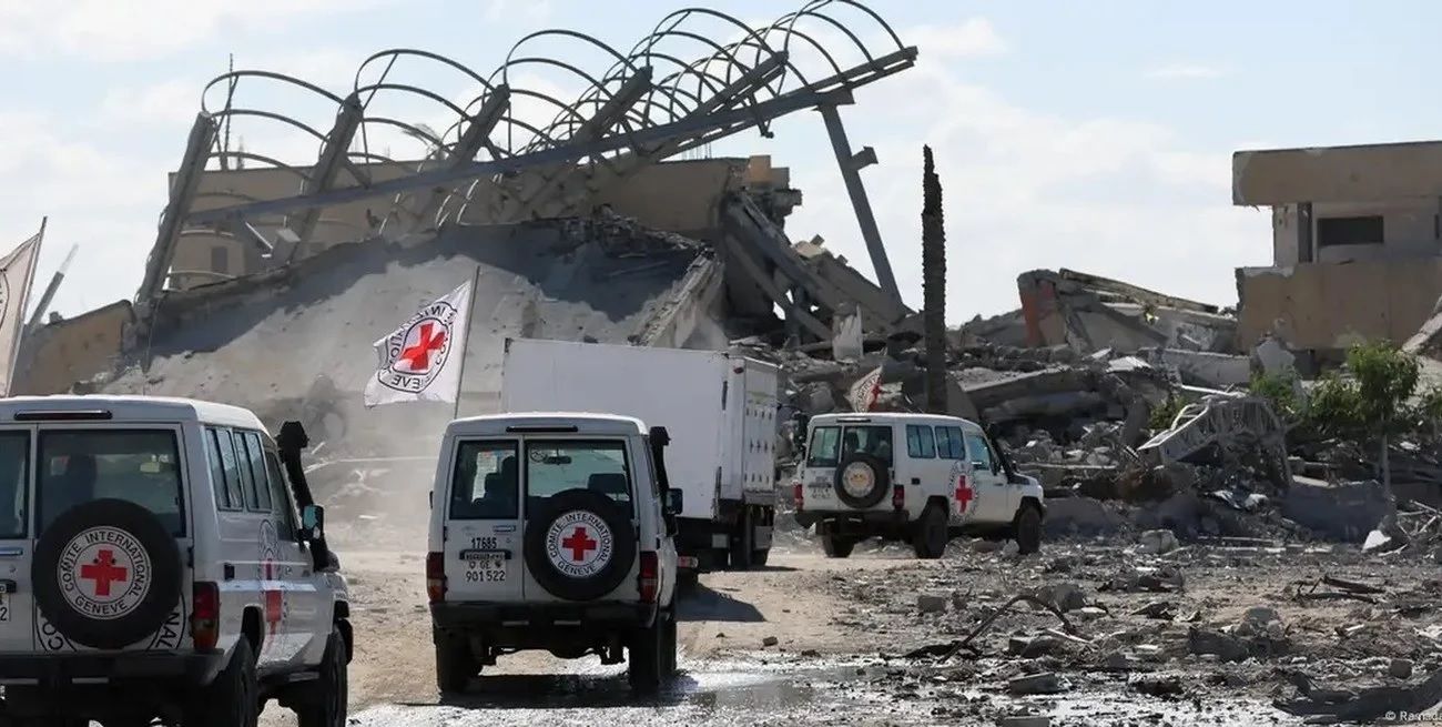 Como parte del acuerdo de alto al fuego, Israel debe devolver a Gaza los cadáveres de más de 300 palestinos muertos durante la ofensiva bélica a cambio de los 28 cadáveres de rehenes retenidos por las milicias palestinas.
