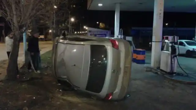 Concordia: Impresionante vuelco en una estación de servicio
