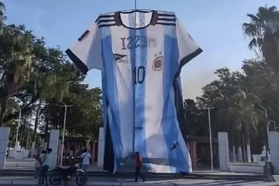 Emocionante: la camiseta de Argentina “más grande del mundo” está en Salta