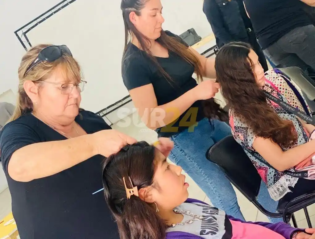 Cortes de pelo, dibujos y diversión para celebrar y poner en valor la solidaridad en su día