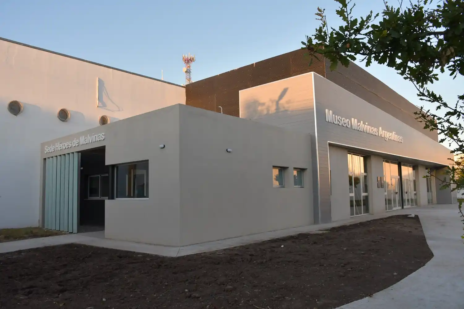 El Museo Histórico del Centro de Veteranos y Héroes de Malvinas, en Perú al 1300.
