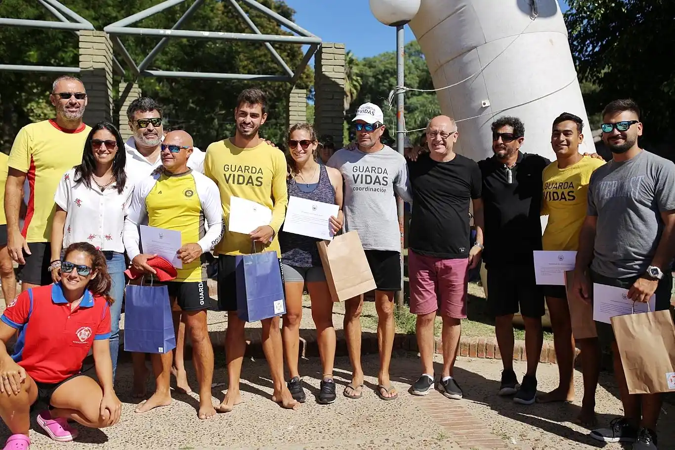 El municipio reconoció a guardavidas en el tradicional Cruce de la Laguna