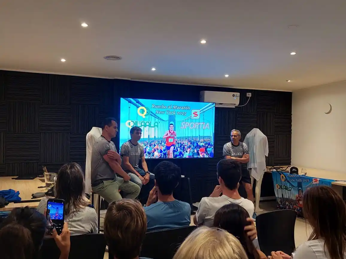 La charla duró dos horas y la sala del auditorio estuvo llena