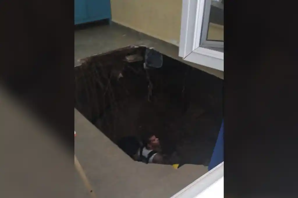 Así quedó el suelo del aula después del hundimiento.