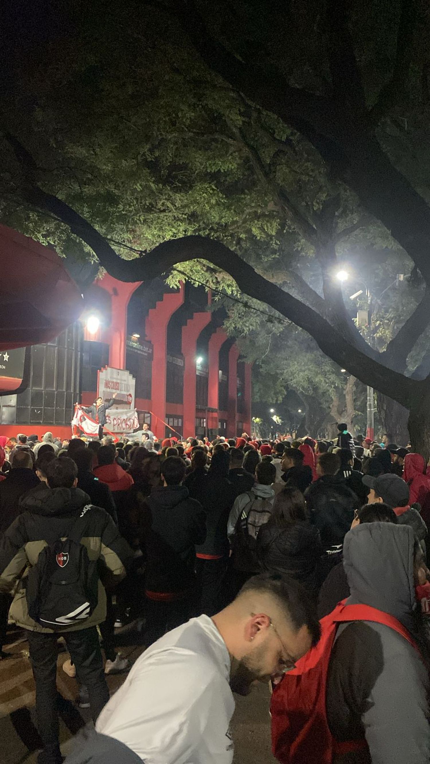 Hinchas de Newell's se manifestaron en contra de la comisión directiva en las puertas del Coloso