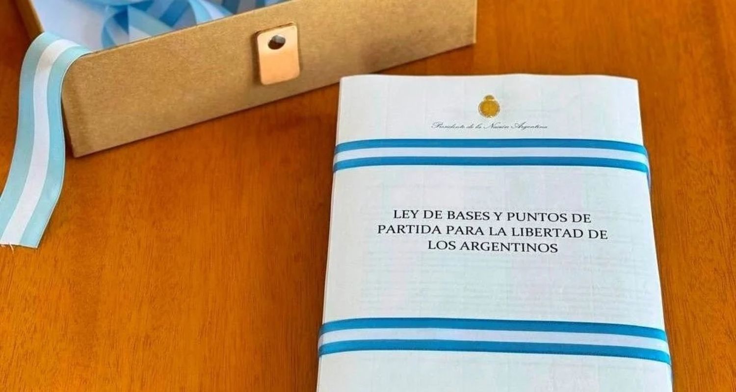 La mega ley establece límites a las marchas, blanqueo de capitales, derogación de las PASO, declara la emergencia pública, privatización de empresas estatales, entre otras iniciativas.