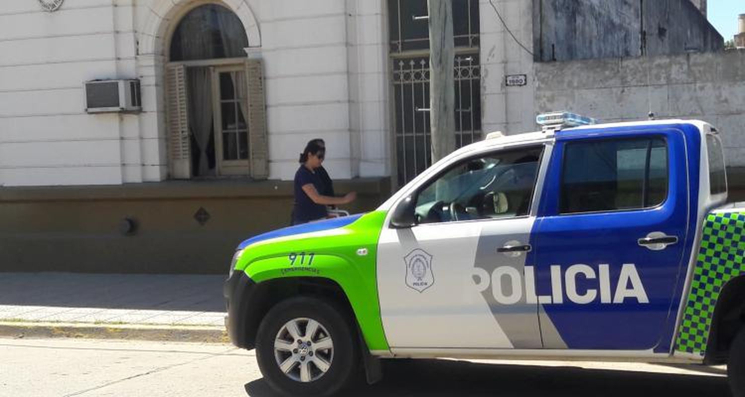 En grupo, delincuentes interceptaron a dos motociclistas y les robaron el rodado y sus celulares
