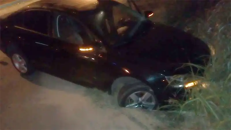 Salió del boliche, perdió el control y terminó incrustado en una zanja