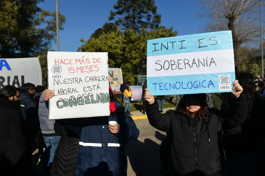 Trabajadores del INTI manifestaron su rechazo al cierre de la Dirección de Metrología Legal y del Organismo de Certificación, dispuesto por el Gobierno nacional, y convocaron a un abrazo simbólico.
