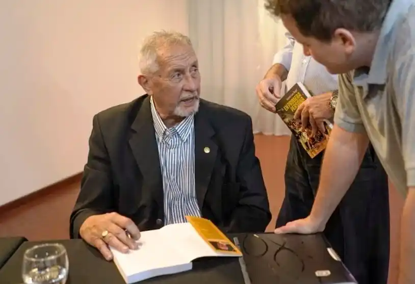 Tras la presentación, firma y dedicatoria a todos los presentes.