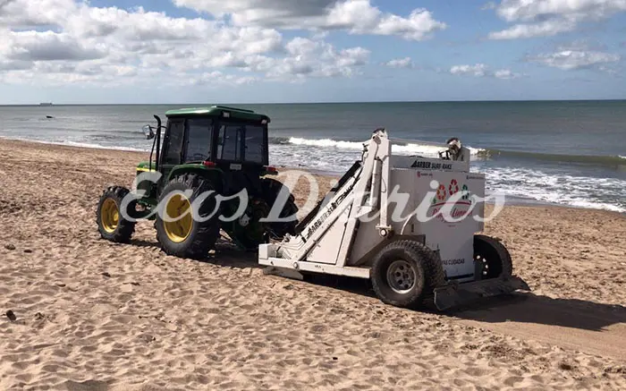 Están limpiando la playa con una maquina