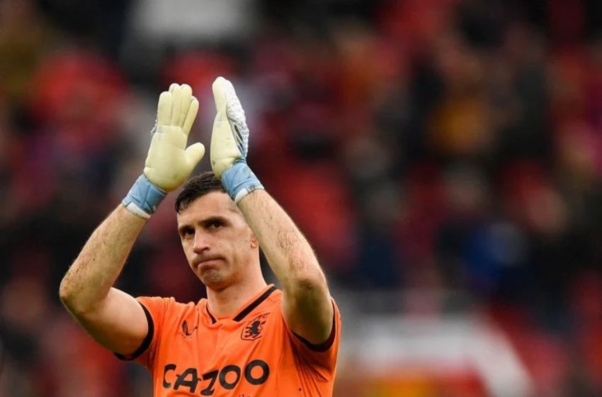 Dibu Martínez tapó todo, pero Manchester United fue más y cortó el envión de Aston Villa