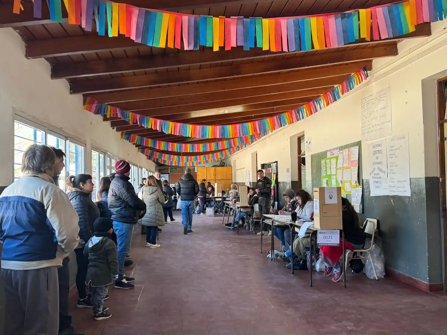 La escuela 13 estuvo concurrida desde la mañana.