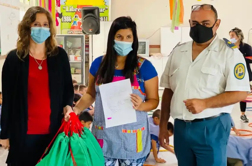 En la cárcel de Dolores confeccionaron mochilas para alumnos de un Jardín de Infantes