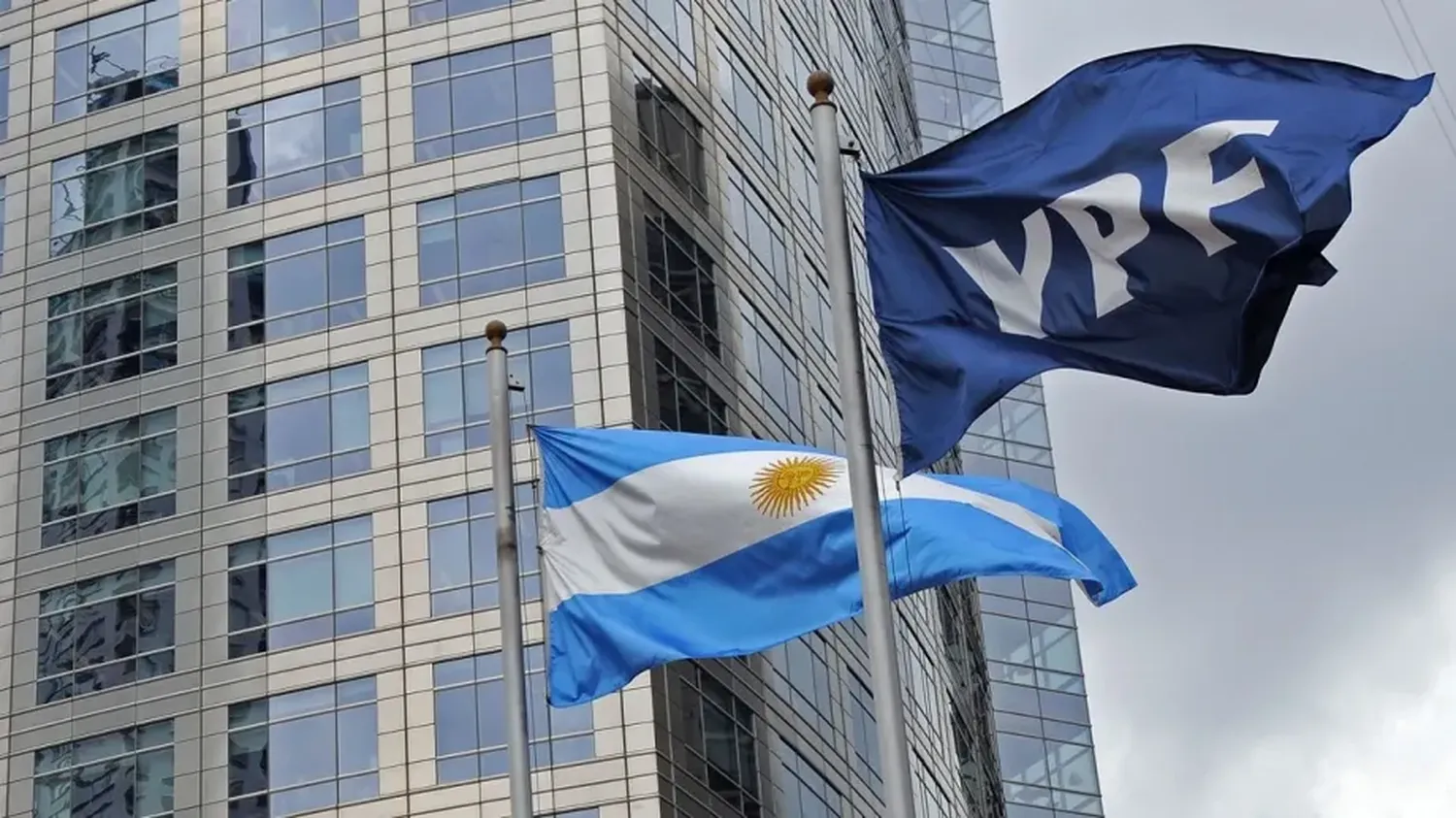 Revés para Kicillof: YPF definió que la planta de GNL se hará en Río Negro y no en Buenos Aires