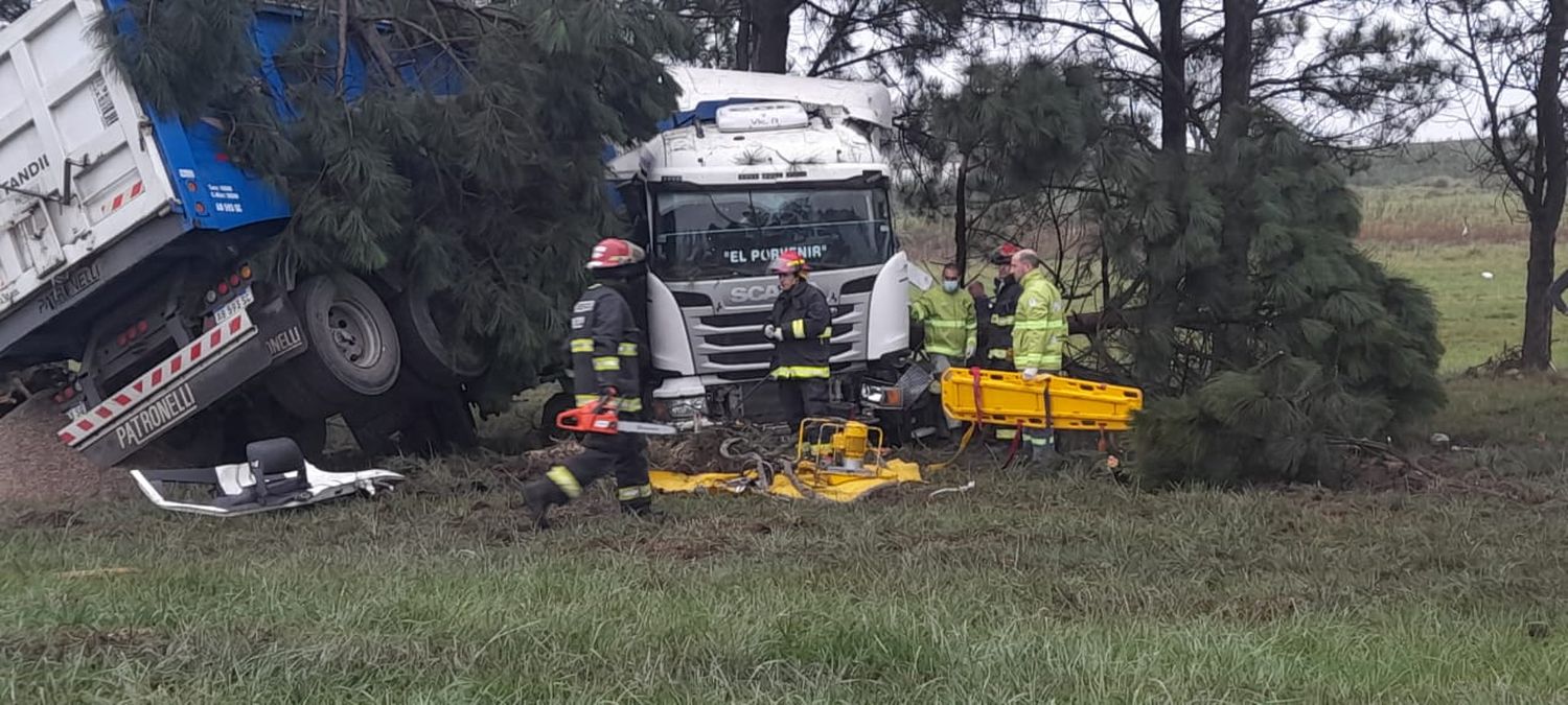 Un camionero fue hospitalizado tras un accidente en las inmediaciones de la rotonda de 226 y 30