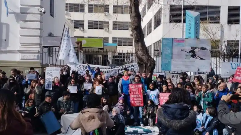 Kicillof bajo la lupa por la demora en el pase a planta de becarios de salud