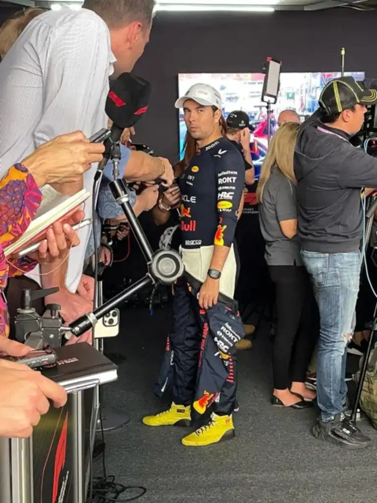 Checo Pérez y Max Verstappen cambian su RB19 por otro automóvil