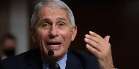 Fauci ve similitud en las trombosis ocurridas tras vacunaciones con AstraZeneca y J&J