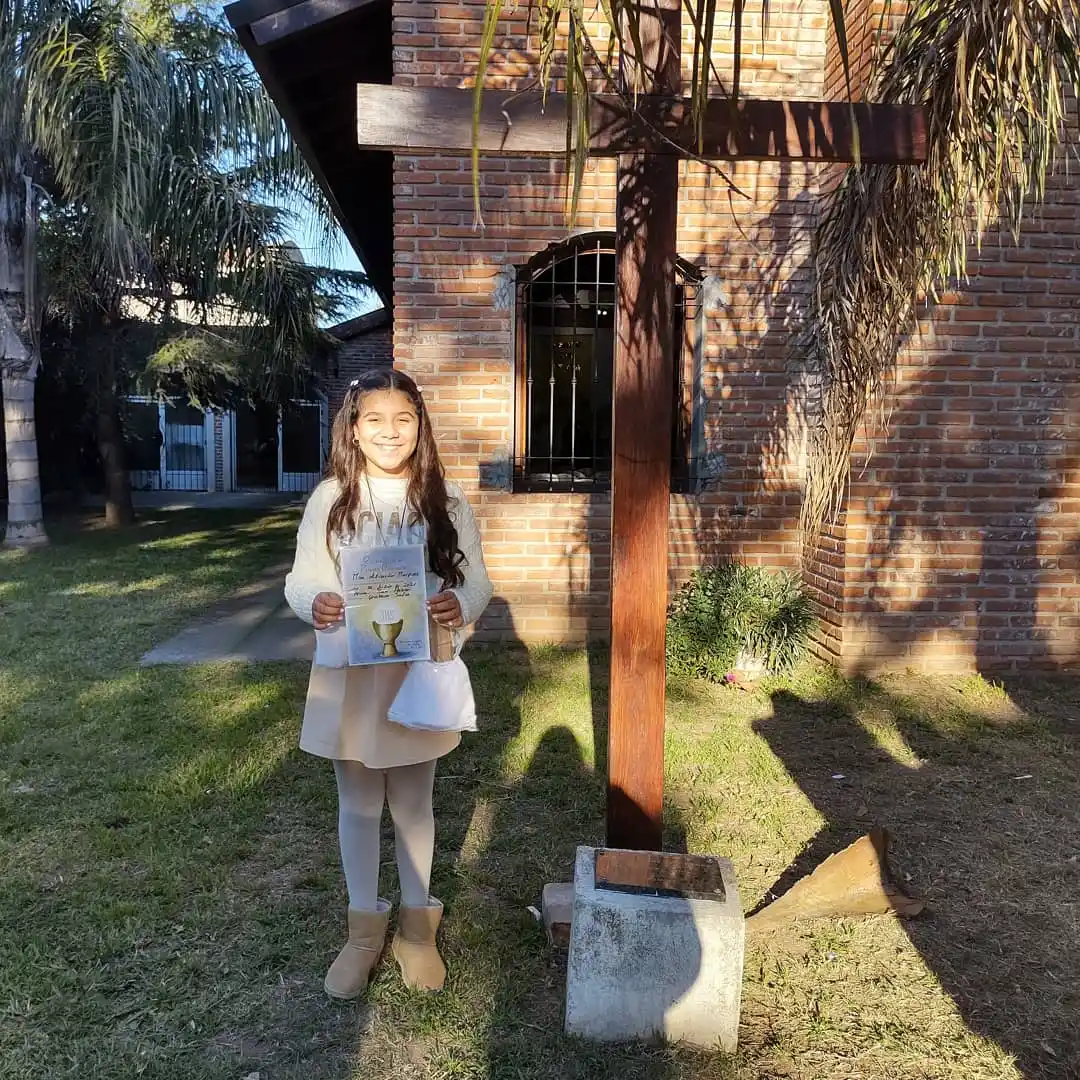 Mía tomó su primera comunión