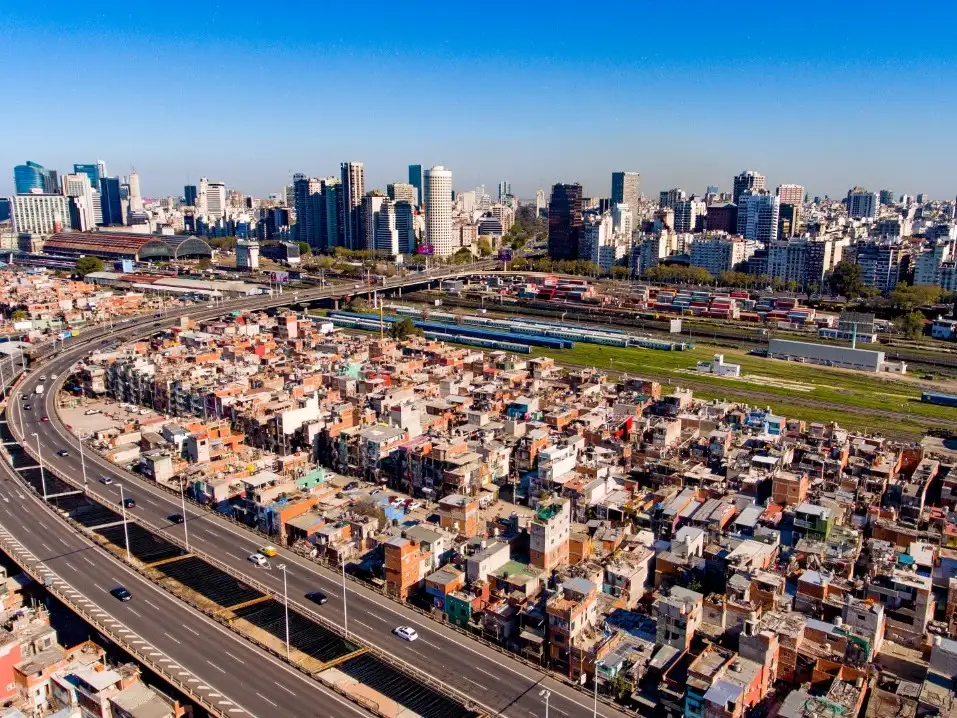 Barrio 31. La pobreza afecta a casi cuatro de cada diez argentinos. Imagen: Wikimedia.