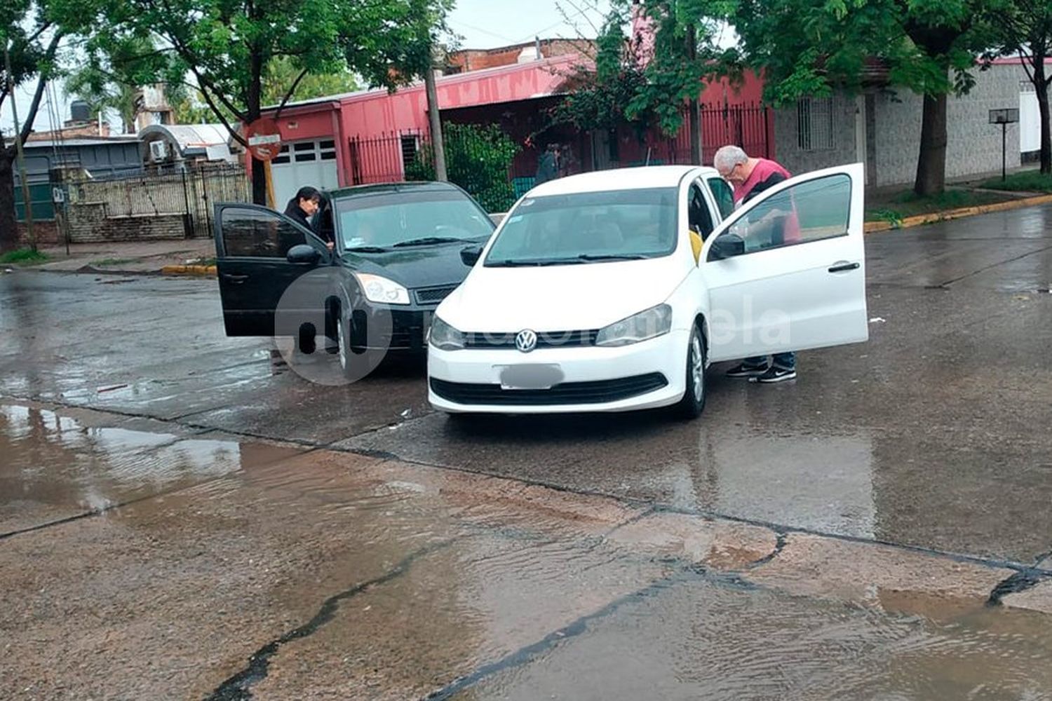 Una mujer se descompensó luego de un accidente entre dos autos