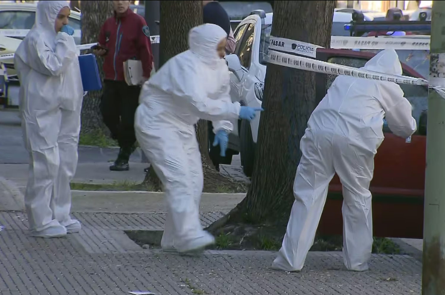 La Policía de la Ciudad y la Federal, junto con la unidad Científica, trabajaron en el lugar.